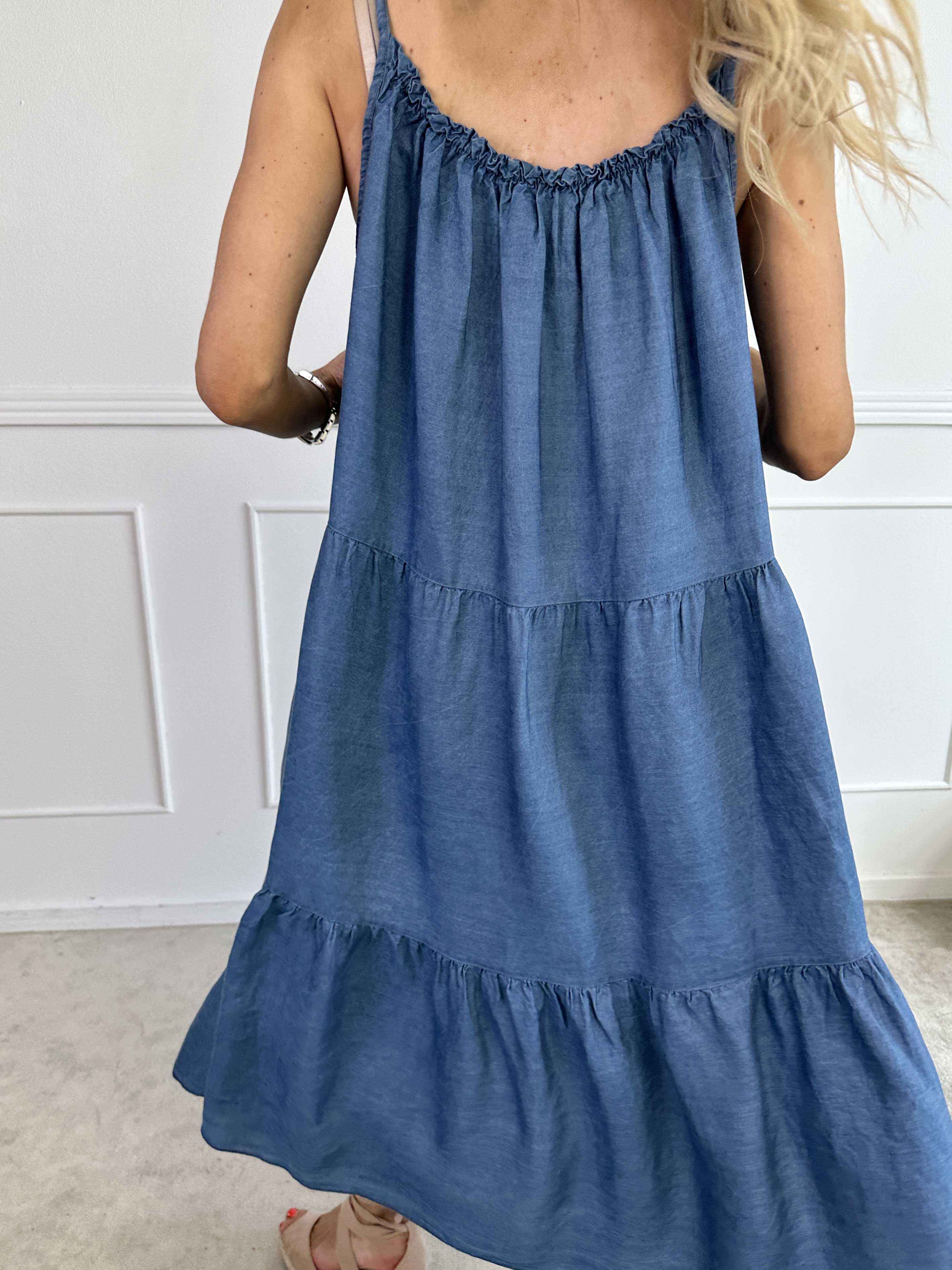 Lyla - Lang lag på lag stropkjole i denim